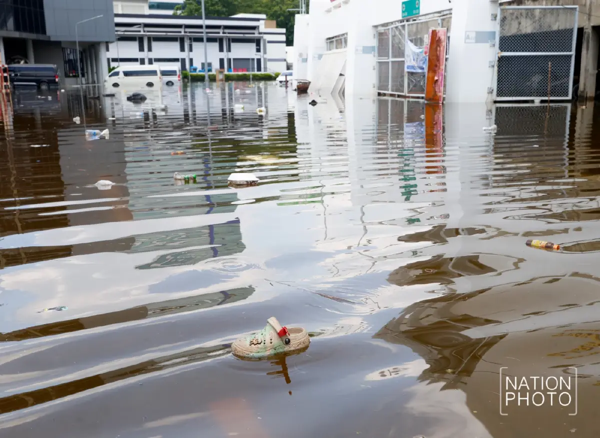 ภาพชุดวันนี้ น้ำท่วมขังรอบสนามราชมังคลาฯ ย่านหัวหมาก