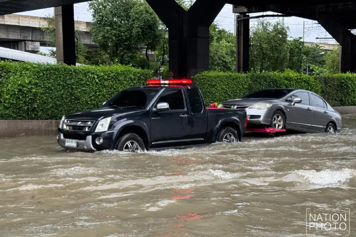 น้ำท่วม ถ.วิภาวดีรังสิต ขาเข้า ช่วงแยกหลักสี่-ม.เกษตรฯ น้ำทะลักเต็มพื้นที่