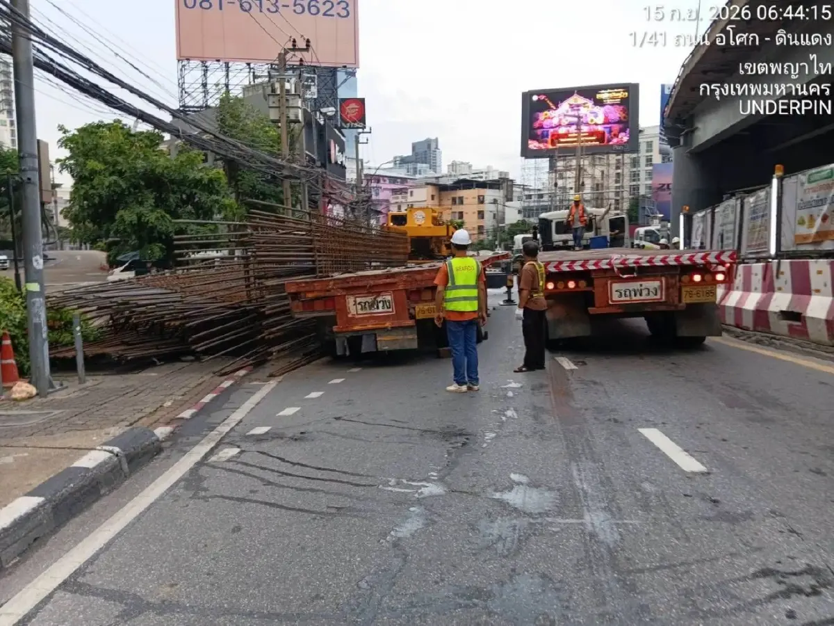 เลี่ยงด่วน! ปิดถนน รถติดมาก 18 ล้อบรรทุกเหล็กเส้นพลิกคว่ำดินแดง