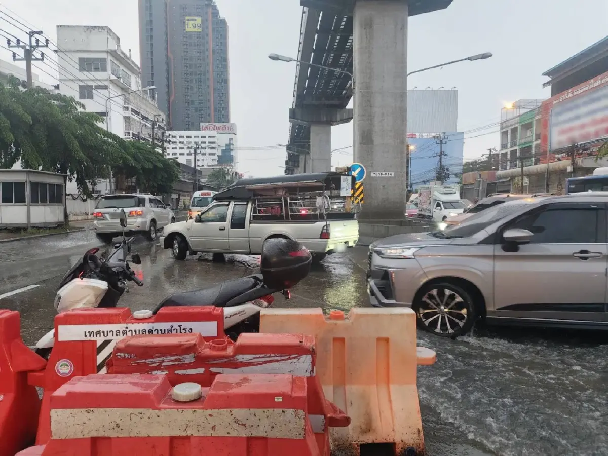 ฝนตกหนัก เทพารักษ์-ศรีนครินทร์ น้ำท่วมระดับฟุตบาท รถติดรอยต่อบางนา