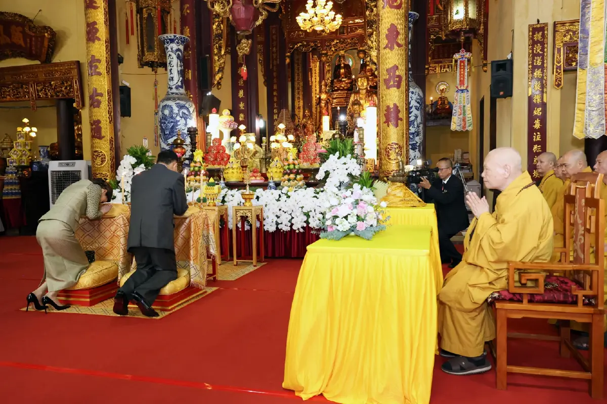 ในหลวง-พระราชินี ทรงวางพวงมาลา อนุสาวรีย์วีรชน-เสด็จฯ วัดกว๋านสือ