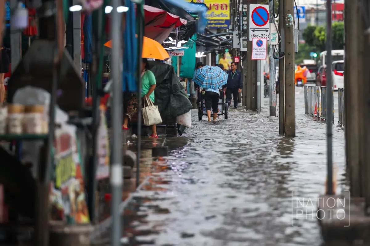 'แยกกิ่งแก้ว-ลาดกระบัง' จมอ่วม! ฝนตกทั้งคืน น้ำท่วมมิดทางเท้า