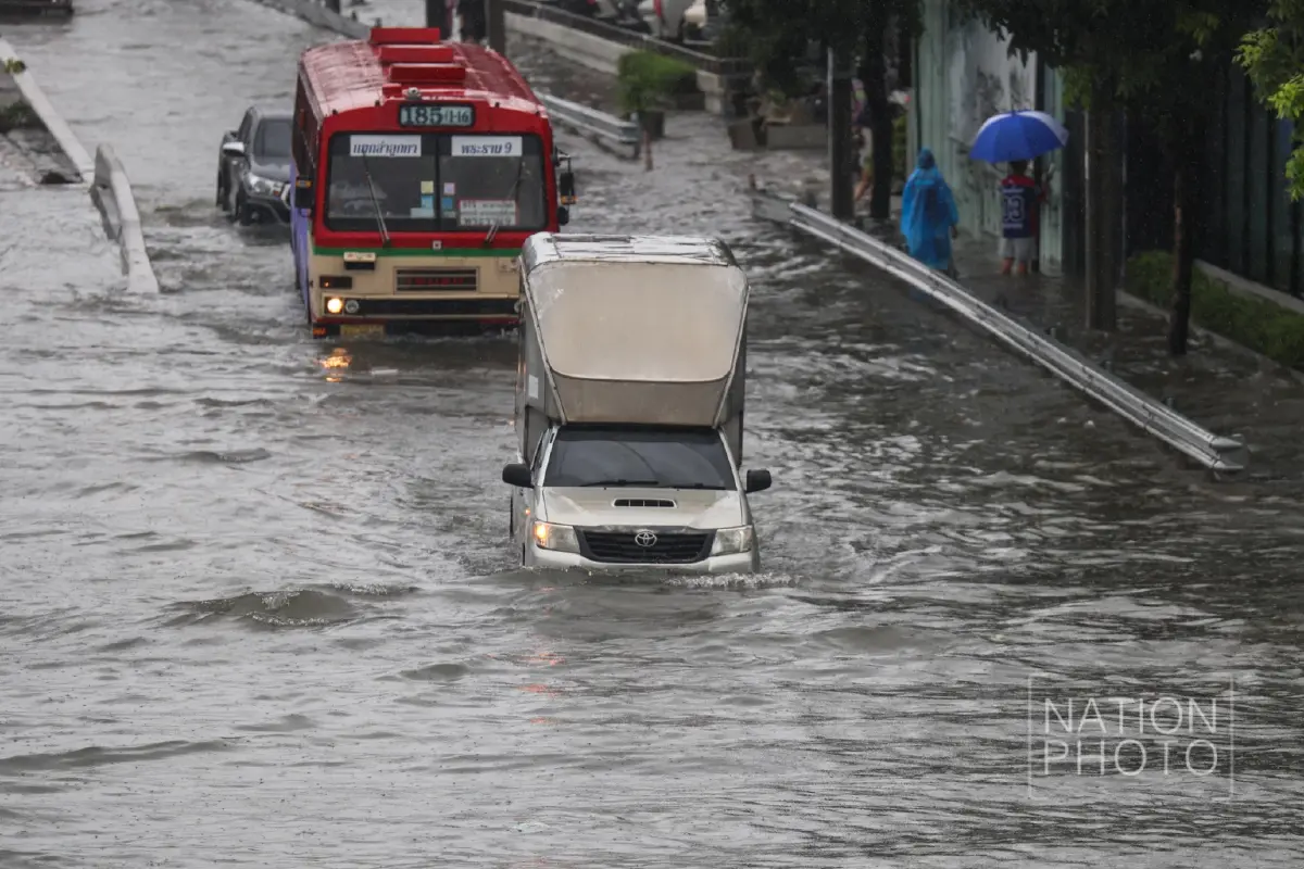 รถติดทั้งสาย! ฝนถล่มกรุงข้ามคืน 'รัชดาฯ' จมมิดทุกเลน รถดับนับสิบ