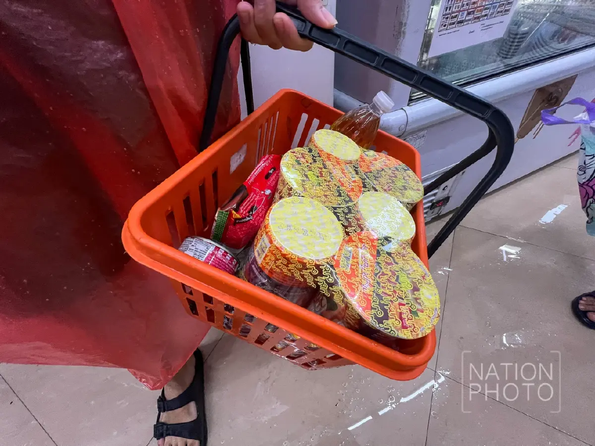 ใครทันใครได้! น้ำท่วมกรุงเทพ 2569 รัชดาฯ โคม่า ตุนอาหาร 7-11 เกลี้ยง พบฝนแช่อีก