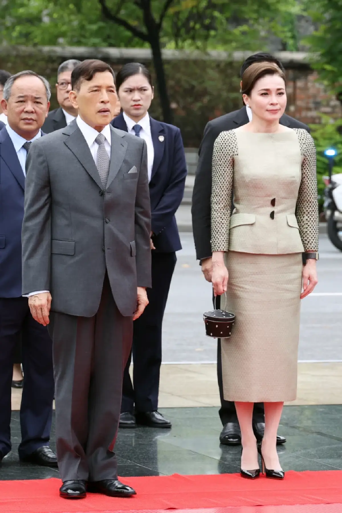 ในหลวง-พระราชินี ทรงวางพวงมาลา อนุสาวรีย์วีรชน-เสด็จฯ วัดกว๋านสือ