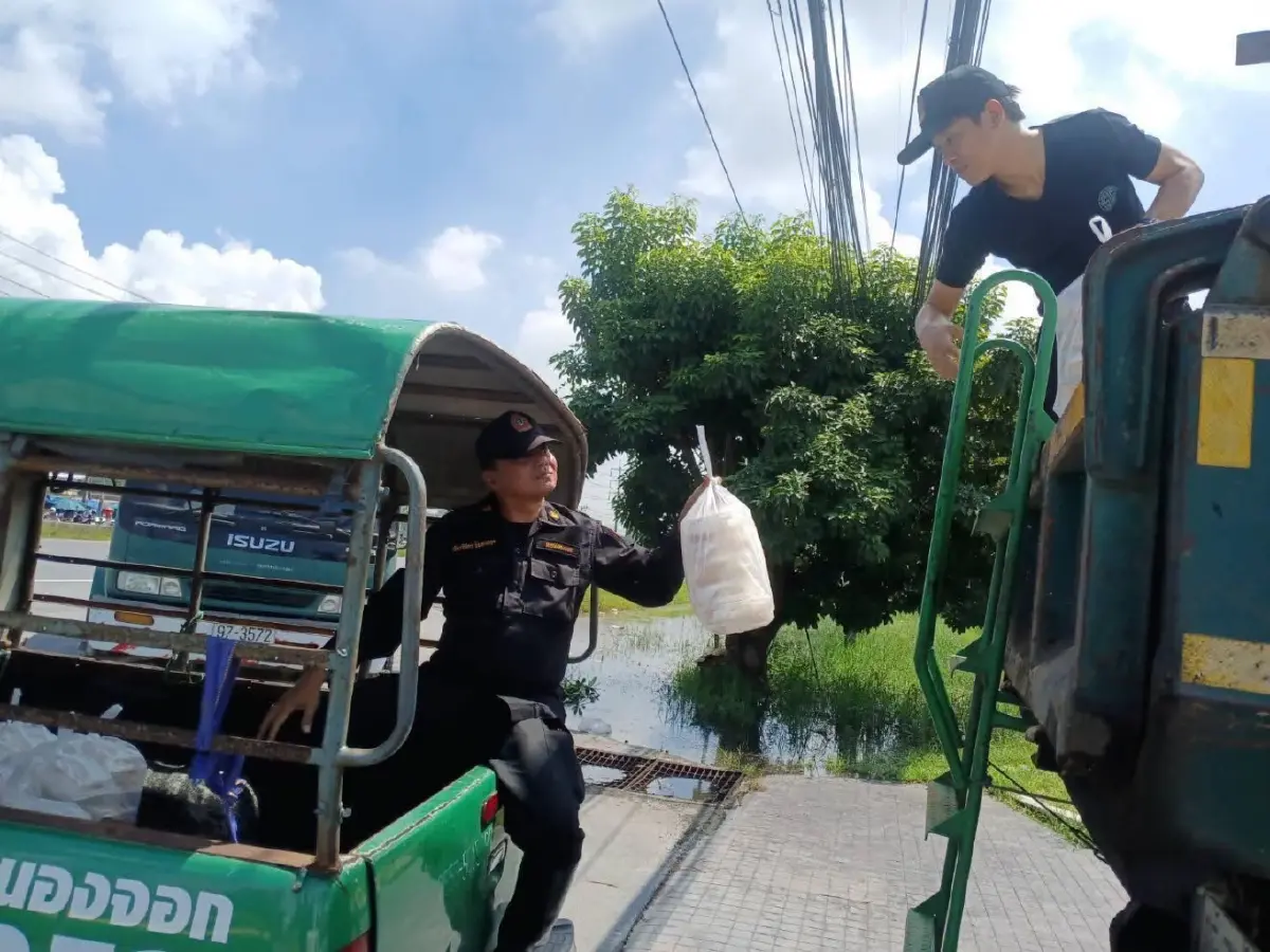 กทม. เร่งช่วยผู้ประสบภัยน้ำท่วม 15 เขต ส่งอาหาร-ถุงยังชีพถึงชุมชน