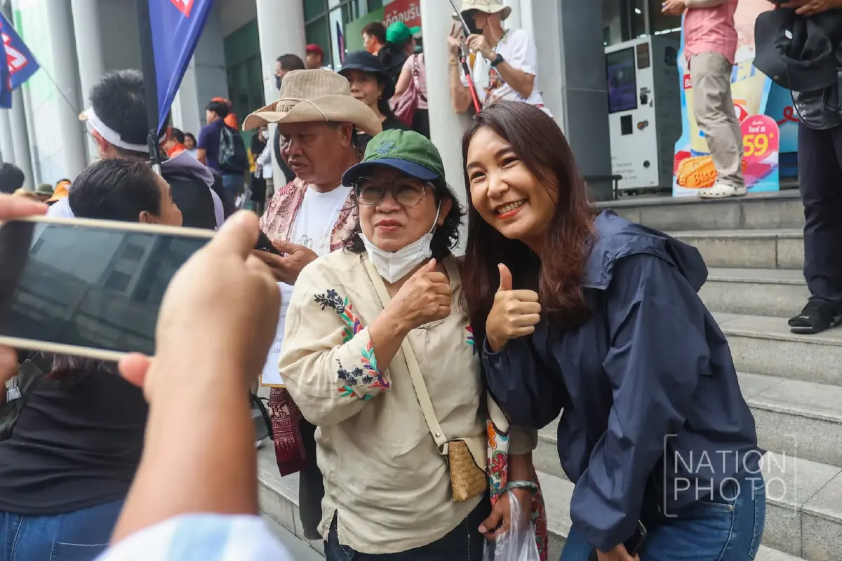 ‘เท้ง-ไอติม’ ร่วมiLaw เดินเรียกร้อง ‘กกต.’ ส่ง229คน ‘คดีโกง สว.’สู่ศาลฎีกาฯ