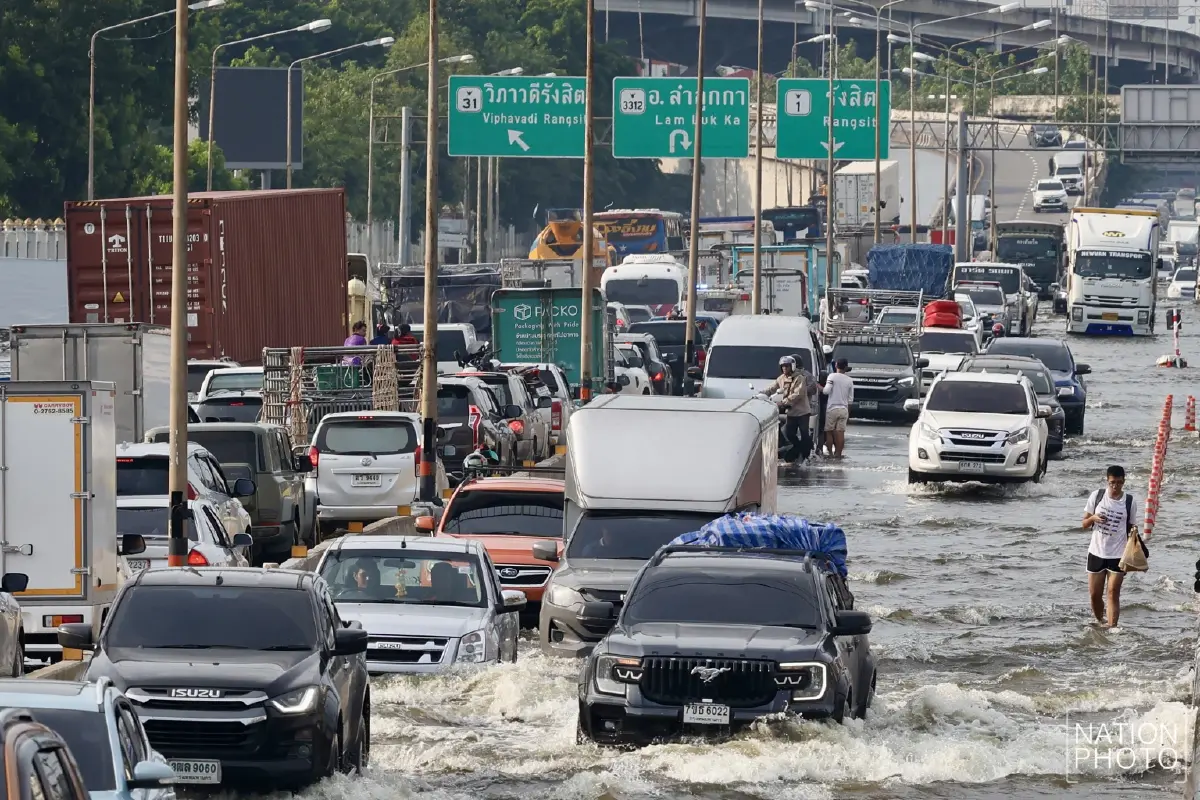 สัญจรลำบาก! น้ำท่วมธูปะเตมีย์ ระดับน้ำยังสูง มวลน้ำเหนือจ่อซ้ำ