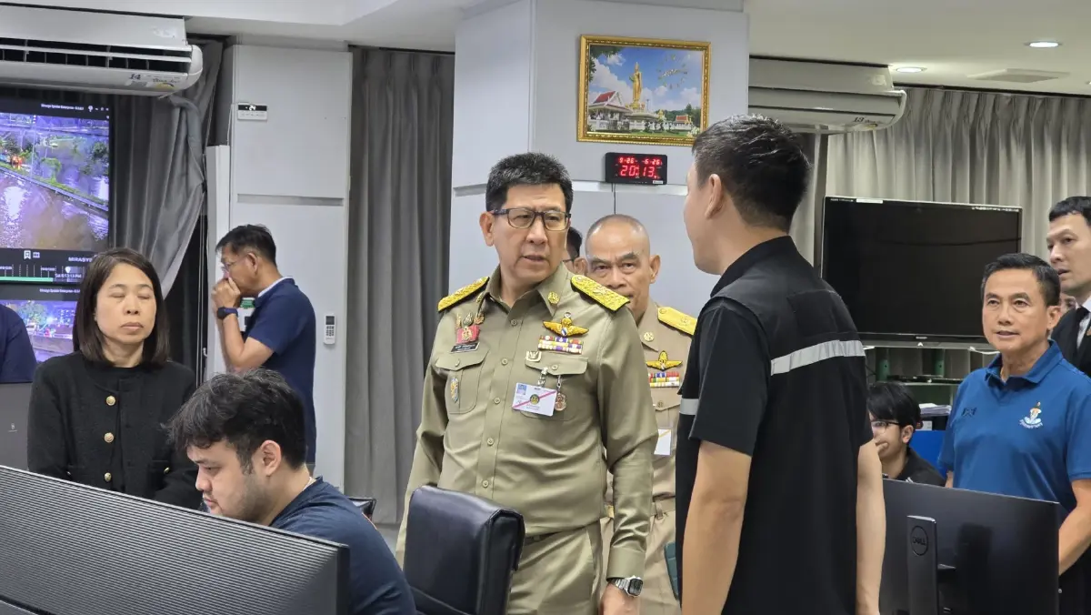 'เอกนิติ' ลุยศูนย์น้ำท่วม กทม. ยันรัฐบาลพร้อมหนุนงบ-อุปกรณ์เต็มที่