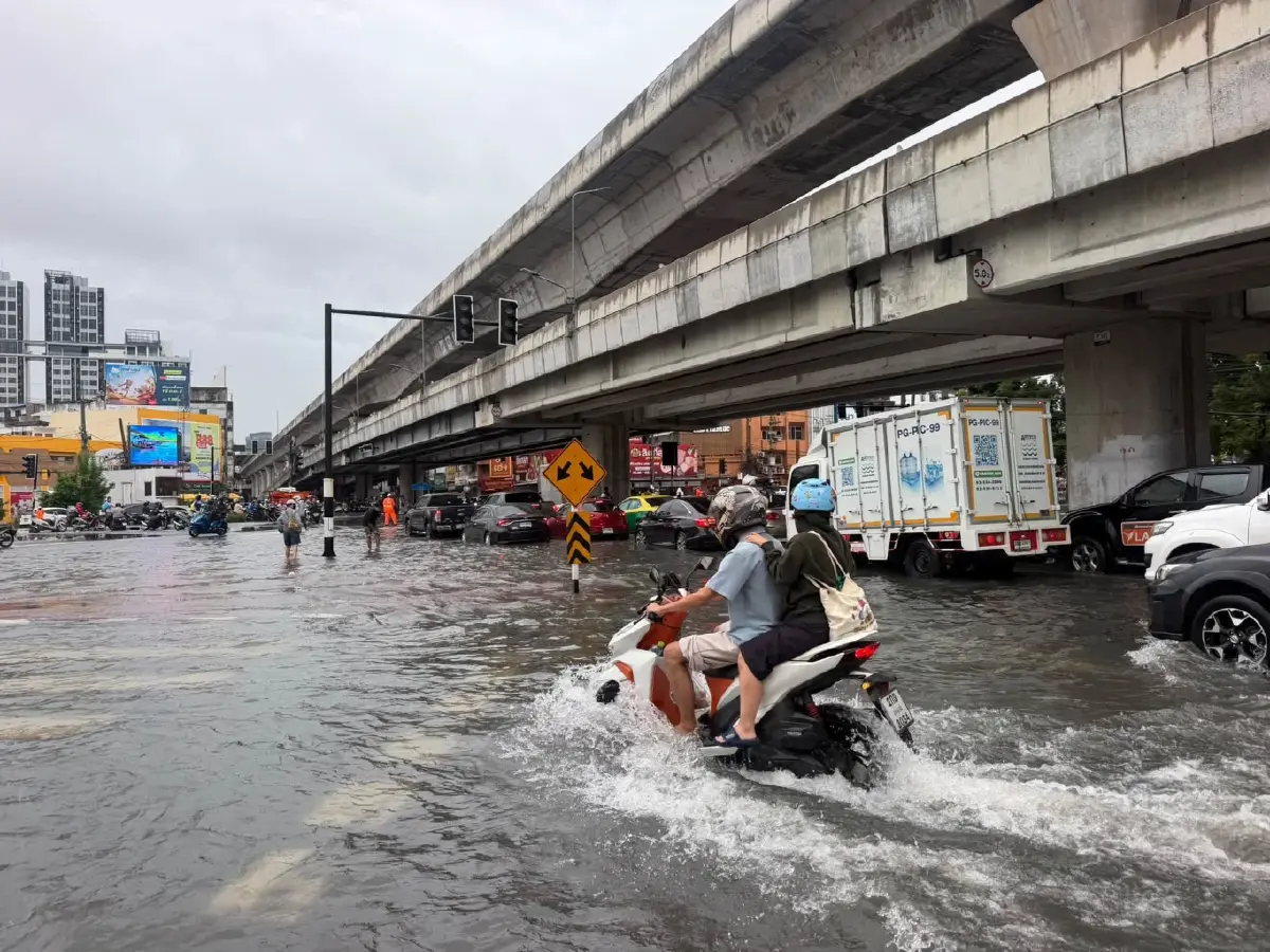 ฝนถล่มกรุง กทม. อัปเดตจุดน้ำท่วมขังบนถนนสายหลัก เร่งระบายน้ำต่อเนื่อง