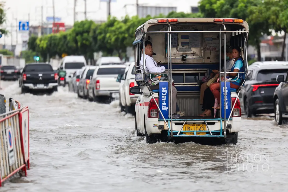 'แยกกิ่งแก้ว-ลาดกระบัง' จมอ่วม! ฝนตกทั้งคืน น้ำท่วมมิดทางเท้า