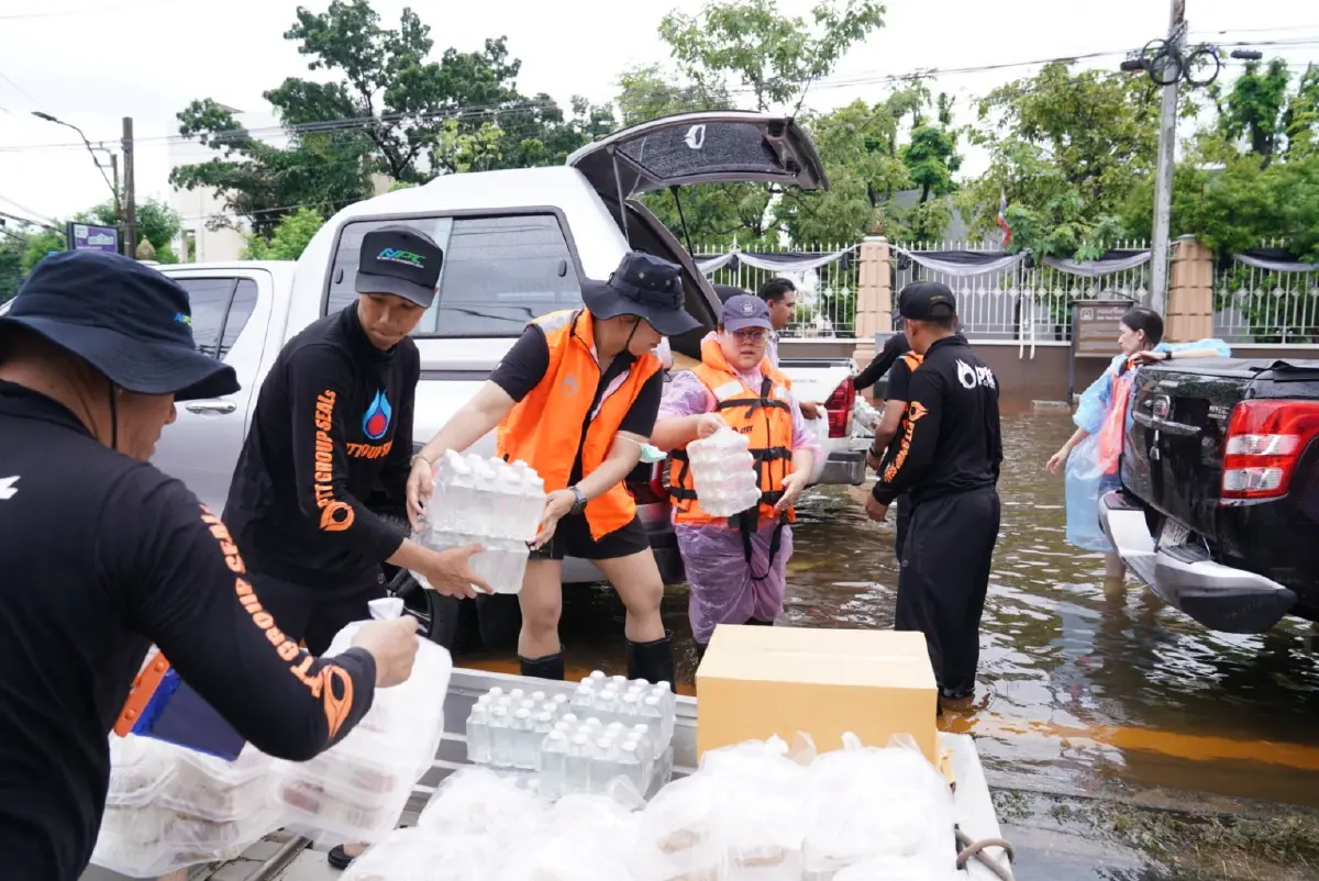 กลุ่ม ปตท. ส่งมอบอาหาร - น้ำดื่ม ให้ผู้ประสบอุทกภัยพื้นที่กรุงเทพและปริมณฑล