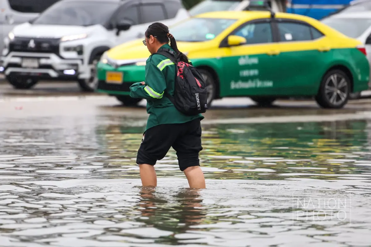 'แยกกิ่งแก้ว-ลาดกระบัง' จมอ่วม! ฝนตกทั้งคืน น้ำท่วมมิดทางเท้า