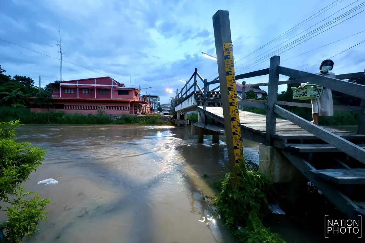 มวลน้ำทะลักท่วมบางบาล คืนเดียวสูงเกือบ 1 เมตร เตือนเร่งขนของขึ้นที่สูง