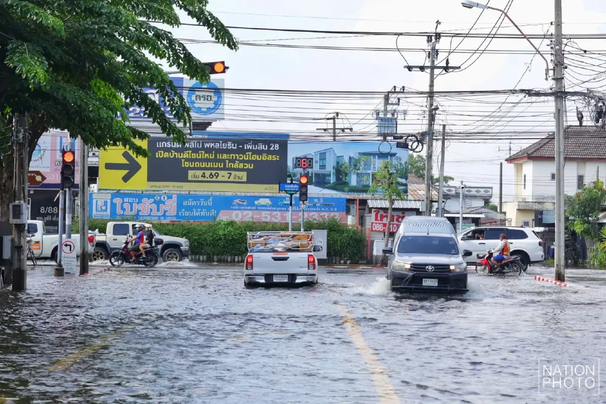 ภาพล่าสุด ถนนวัชรพล-เพิ่มสิน ยังมีน้ำท่วมขังบางจุด รถสัญจรได้