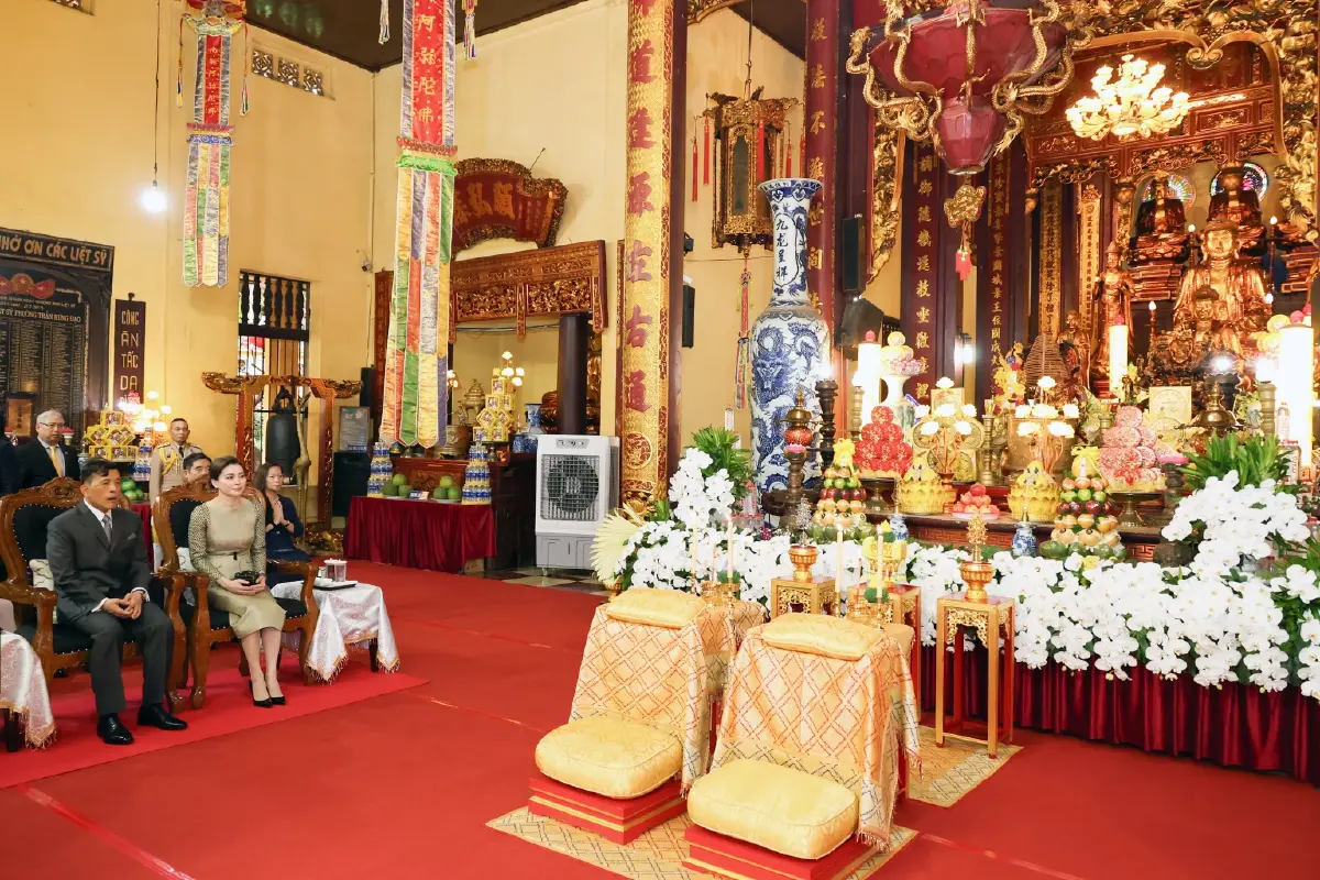 ในหลวง-พระราชินี ทรงวางพวงมาลา อนุสาวรีย์วีรชน-เสด็จฯ วัดกว๋านสือ