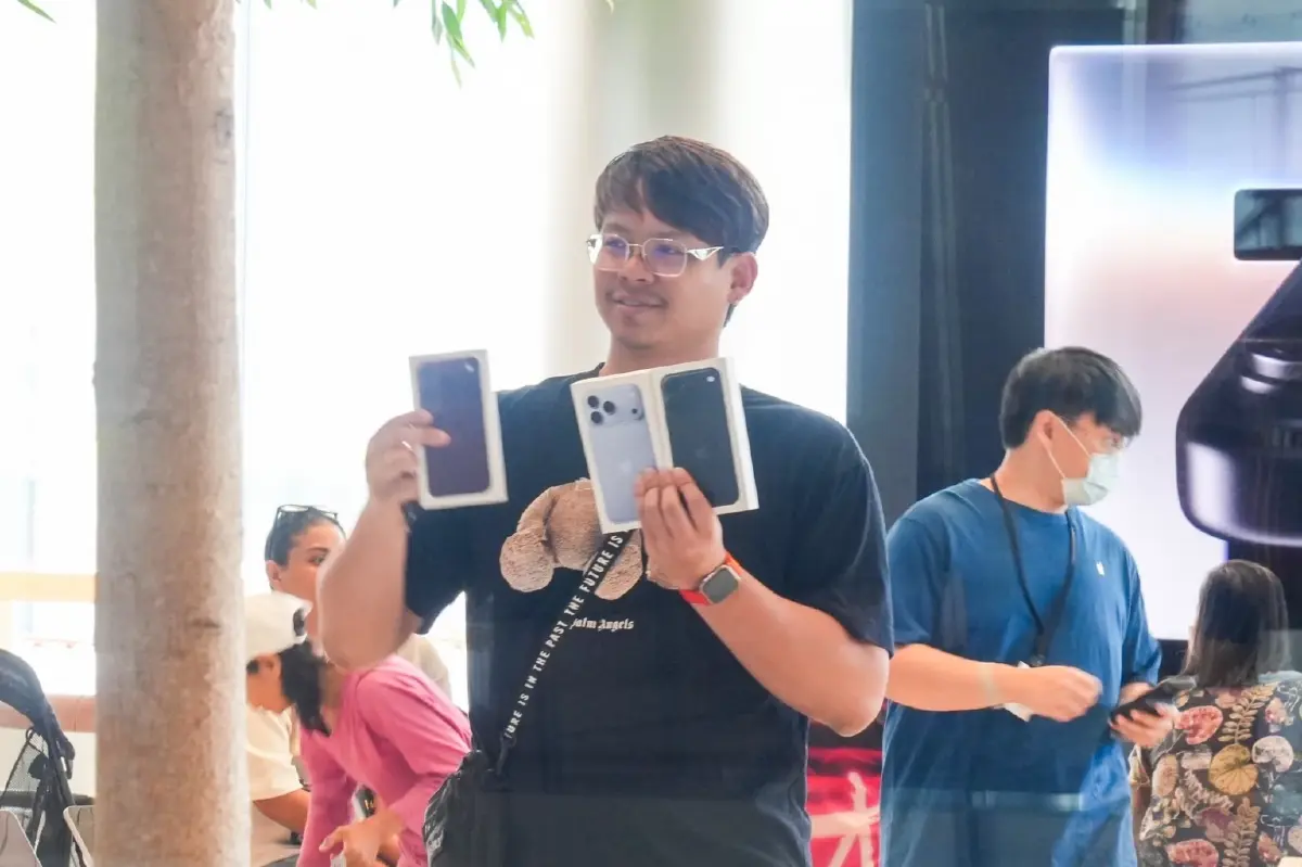 Apple Store ICONSIAM คึกคัก รับ iPhone 18 วันแรก ลูกค้าต่อคิวตั้งแต่ก่อนเปิดร้าน