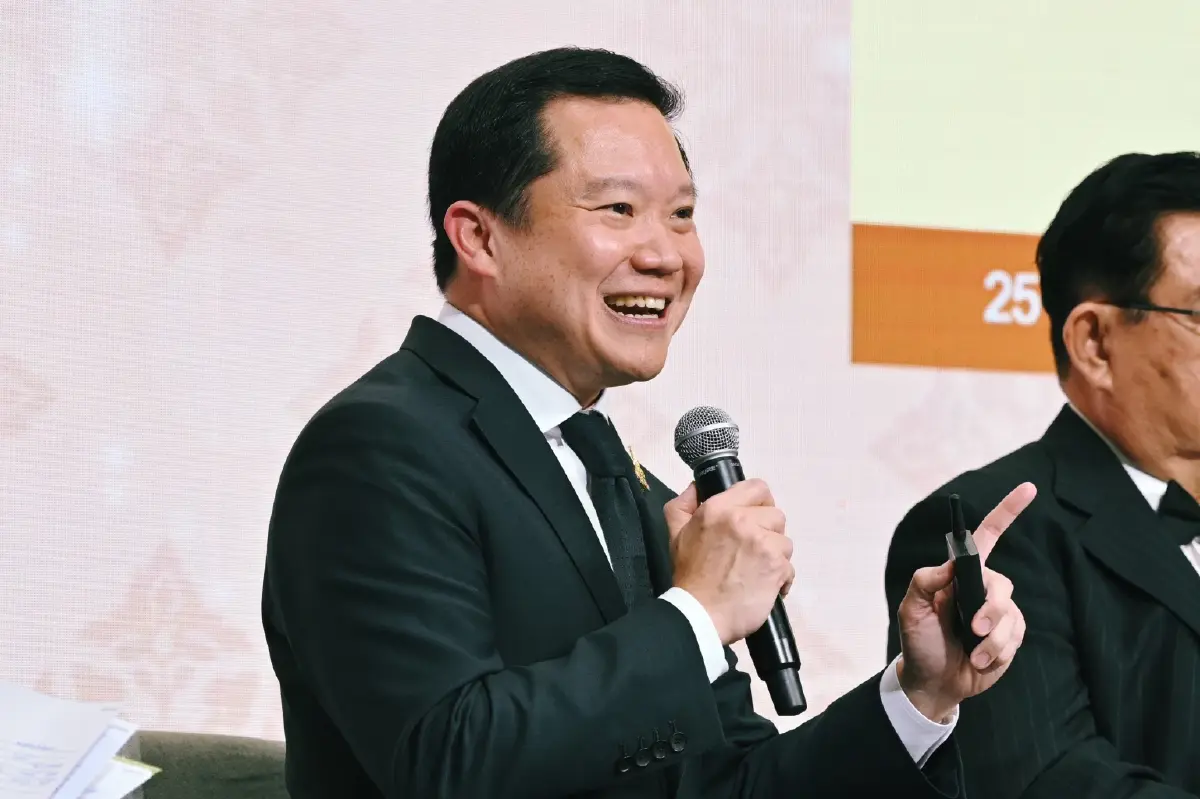 ฐาปน รับโล่เกียรติคุณและร่วมเสวนาทางวิชาการ เนื่องในโอกาส ๑๐๐ ปี ราชบัณฑิตยสภา