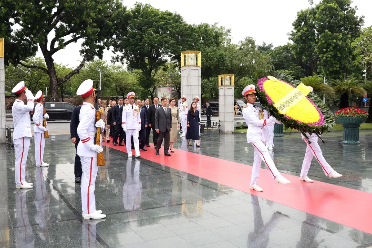 ในหลวง-พระราชินี ทรงวางพวงมาลา อนุสาวรีย์วีรชน-เสด็จฯ วัดกว๋านสือ