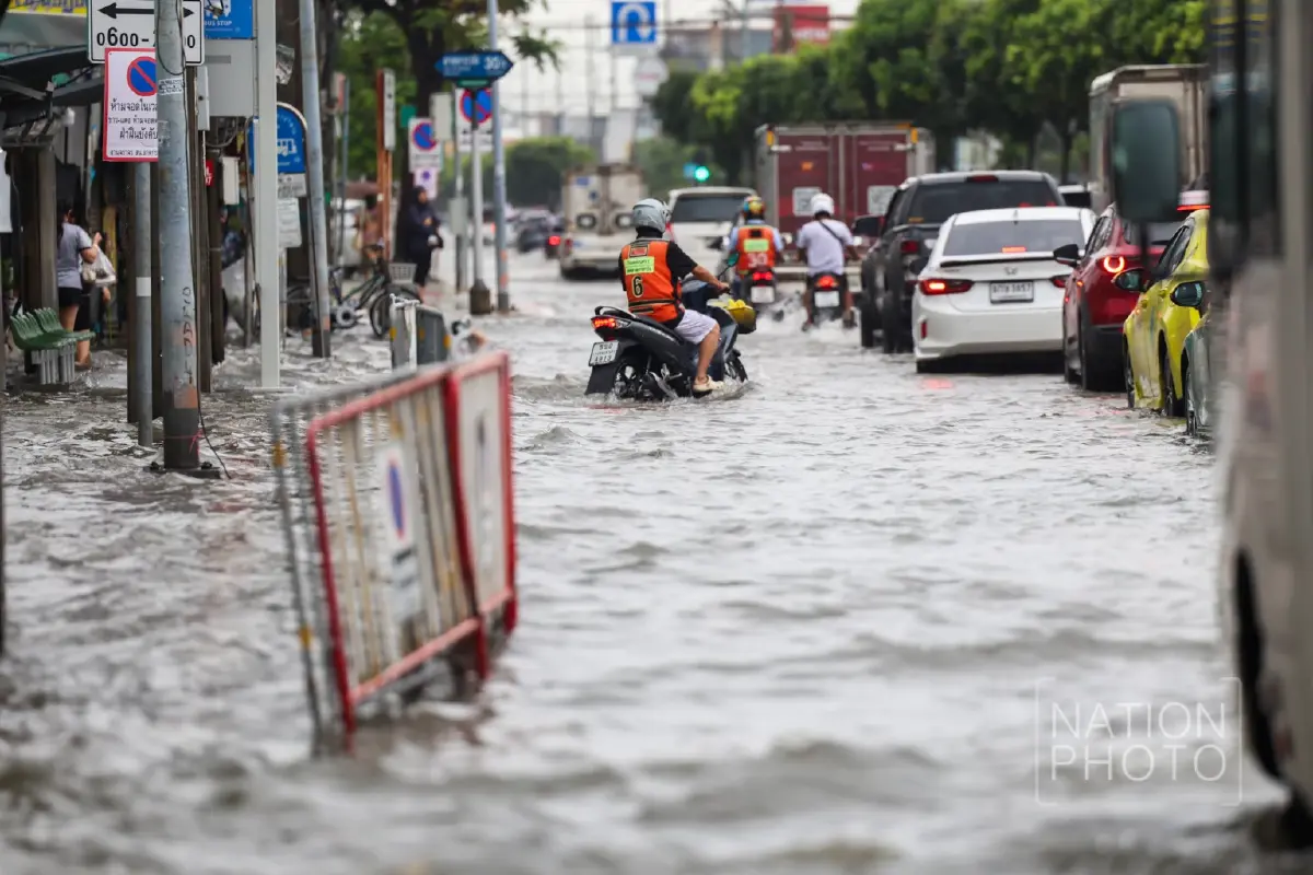'แยกกิ่งแก้ว-ลาดกระบัง' จมอ่วม! ฝนตกทั้งคืน น้ำท่วมมิดทางเท้า