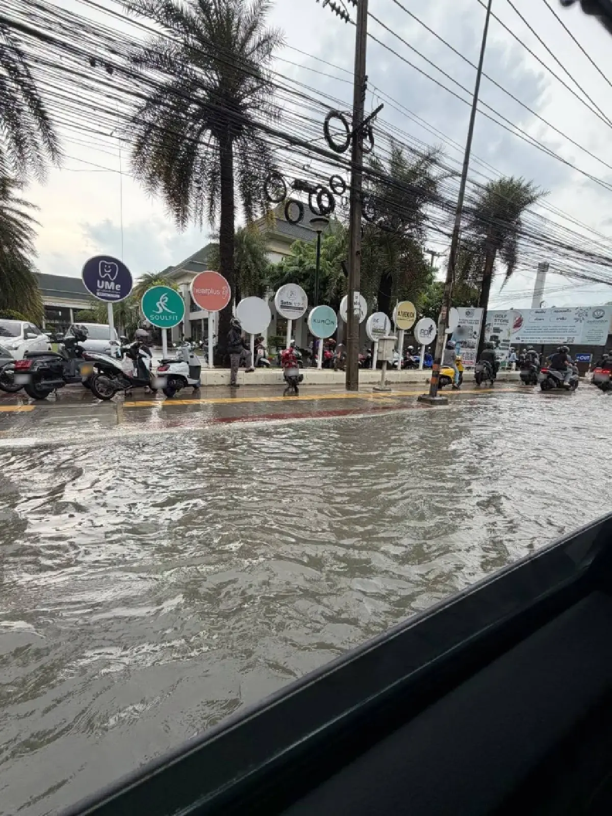 ฝนตกหนัก เทพารักษ์-ศรีนครินทร์ น้ำท่วมระดับฟุตบาท รถติดรอยต่อบางนา