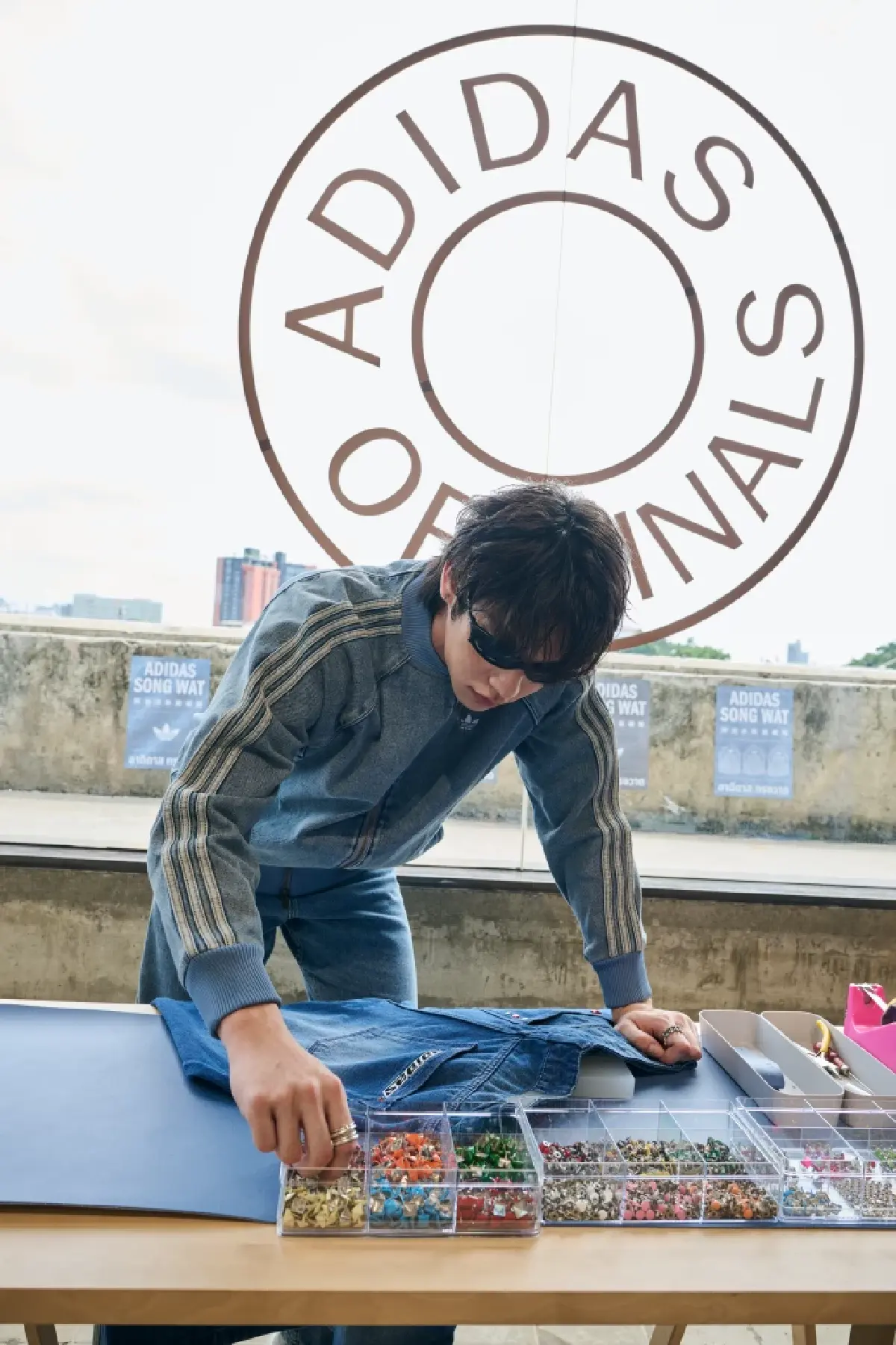 adidas Originals ใส่นิยามใหม่ให้ 'เดนิม' ปลุกสตรีทแฟชั่นกลางทรงวาด
