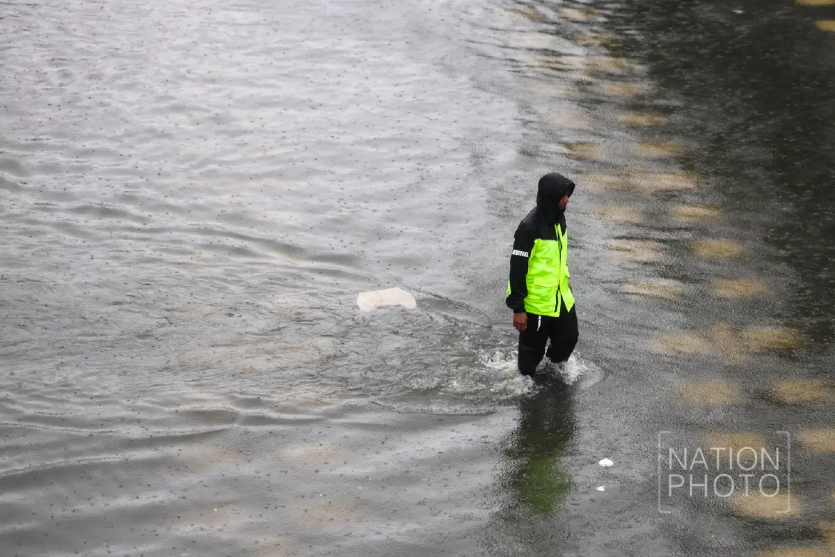 รถติดทั้งสาย! ฝนถล่มกรุงข้ามคืน 'รัชดาฯ' จมมิดทุกเลน รถดับนับสิบ