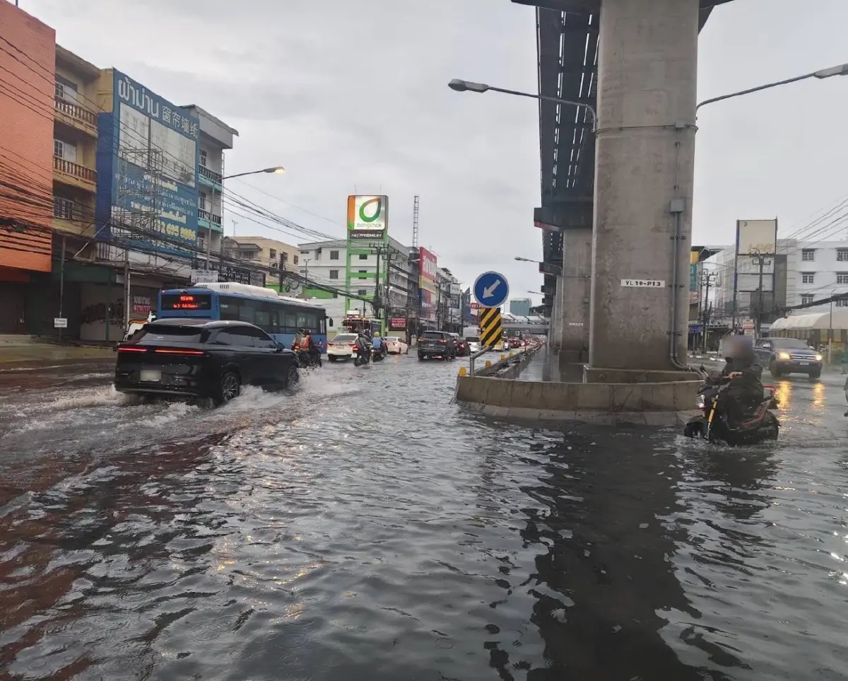 ฝนตกหนัก เทพารักษ์-ศรีนครินทร์ น้ำท่วมระดับฟุตบาท รถติดรอยต่อบางนา