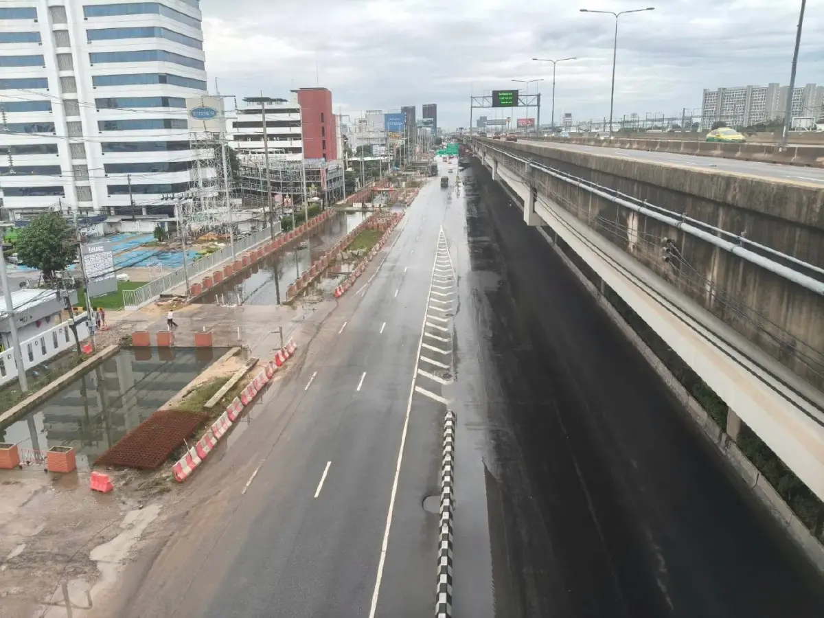 น้ำท่วม กทม. ล่าสุด วิภาวดีฯ น้ำลด รถผ่านได้แล้ว ส่วนบางกะปิยังท่วมสูง