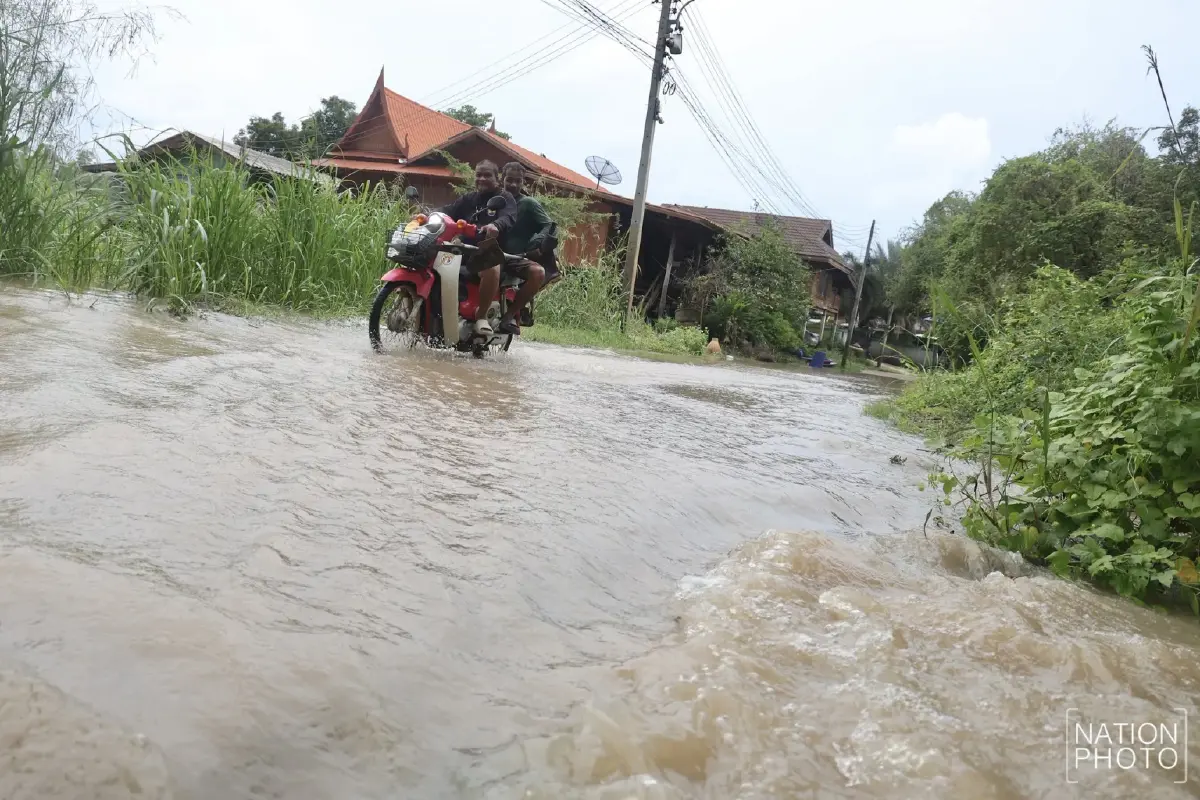 มวลน้ำทะลักท่วมบางบาล คืนเดียวสูงเกือบ 1 เมตร เตือนเร่งขนของขึ้นที่สูง
