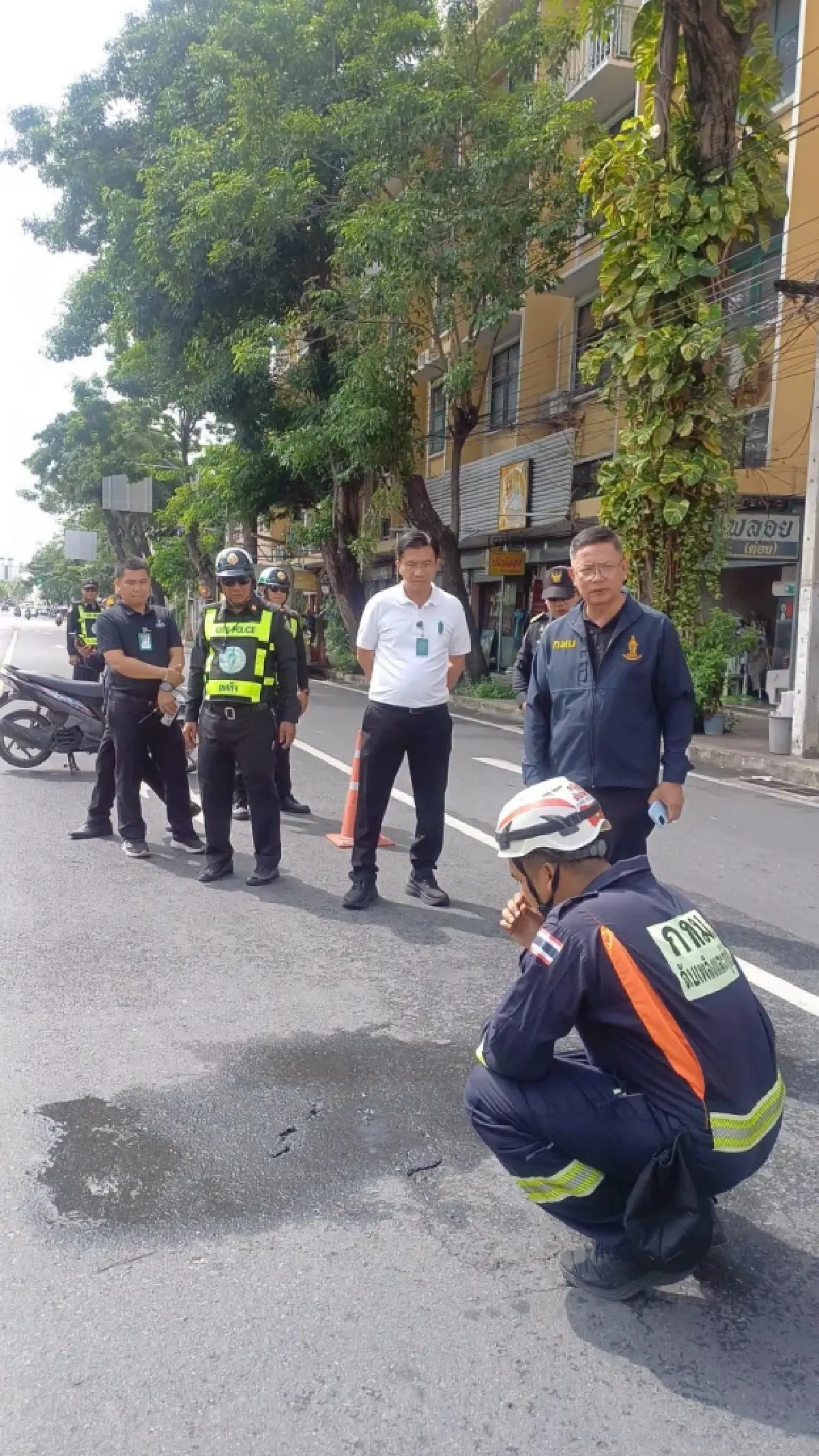 ด่วน! ผวาแก๊สรั่วกลางกรุง 'แยกประชาเกษม' กลิ่นพุ่งระอุใต้ผิวถนน