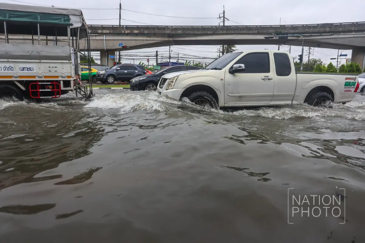 'แยกกิ่งแก้ว-ลาดกระบัง' จมอ่วม! ฝนตกทั้งคืน น้ำท่วมมิดทางเท้า