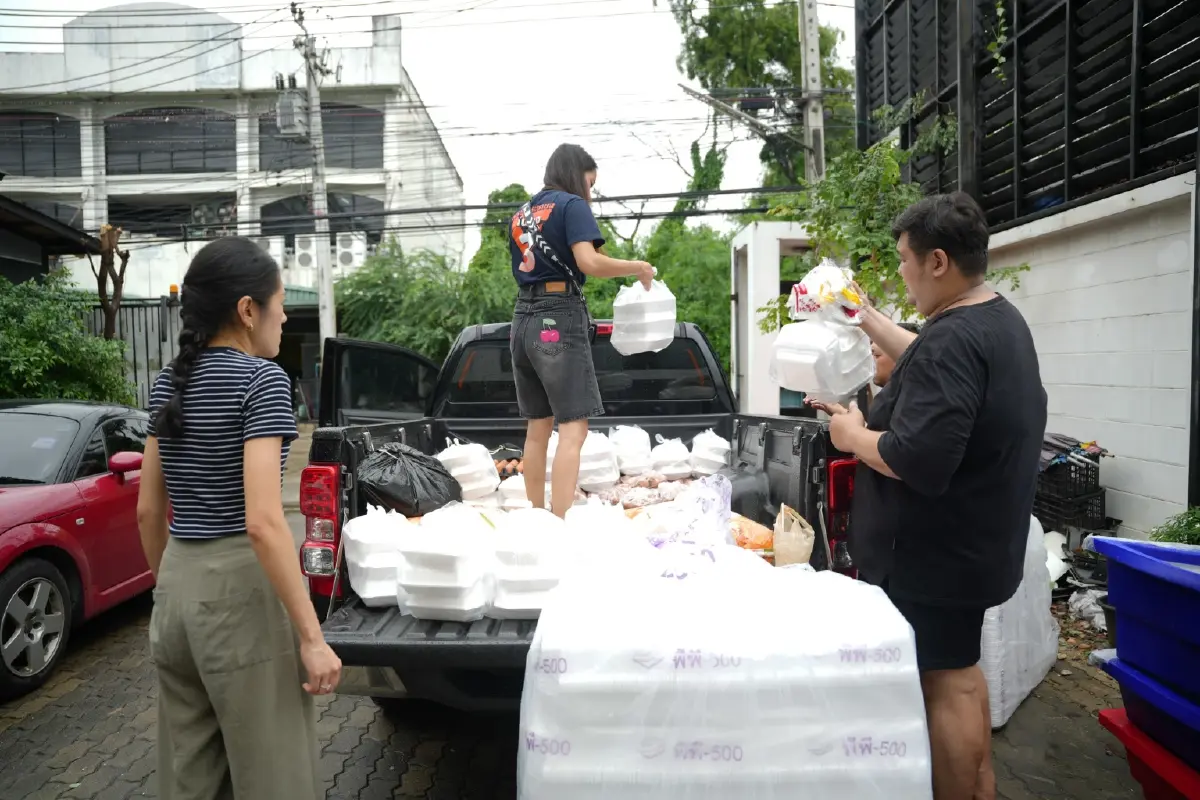 พรรคส้ม ลุยช่วยน้ำท่วมต่อเนื่อง เพิ่มโรงครัว เร่งผลิตข้าวกล่อง