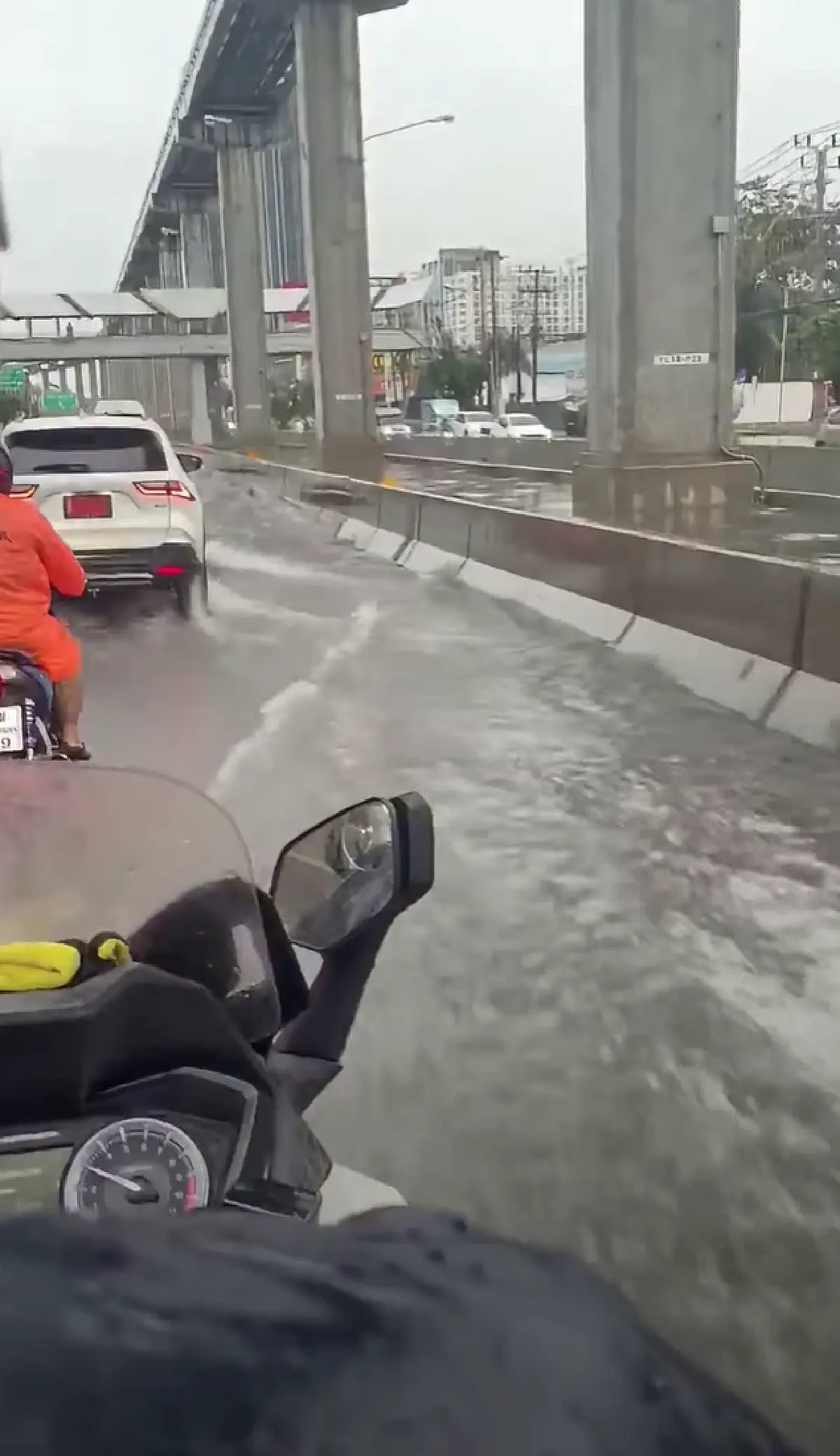 ฝนตกหนัก เทพารักษ์-ศรีนครินทร์ น้ำท่วมระดับฟุตบาท รถติดรอยต่อบางนา