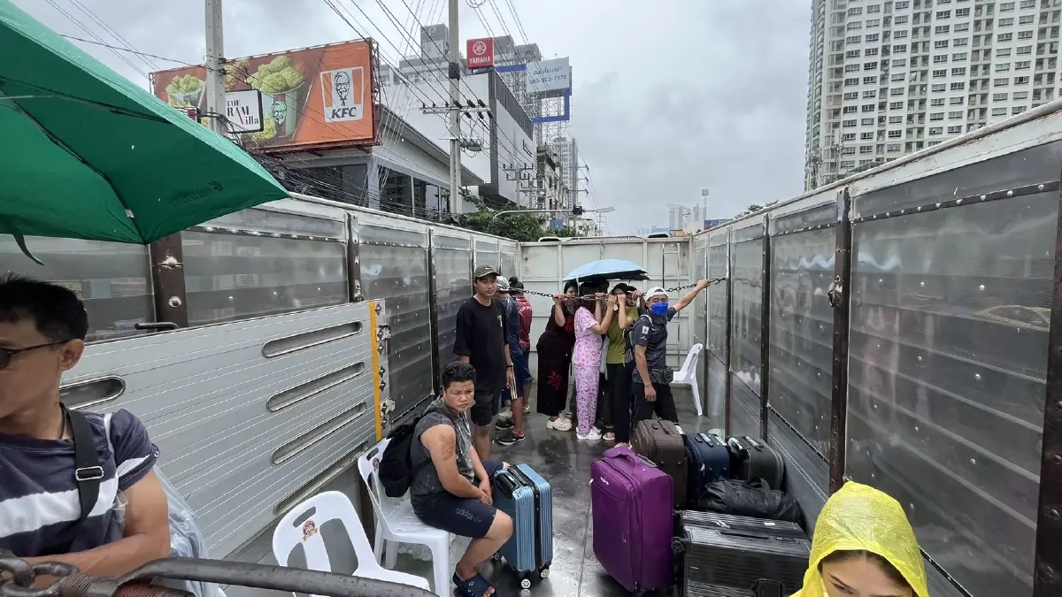 ‘พงศกร’ ลุยช่วยน้ำท่วมคลองเตย จัดรถรับส่ง แจกถุงยังชีพ