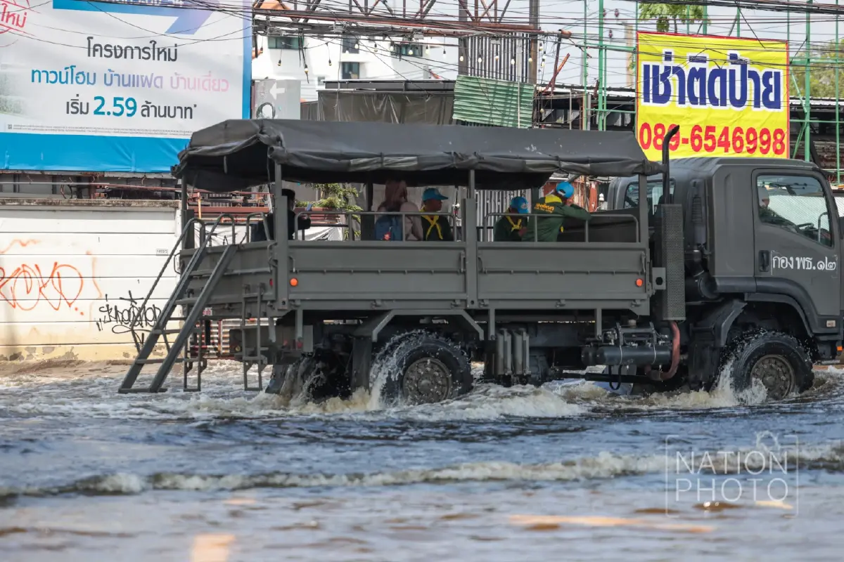 ทัพเรือระดมเรือผลักดันน้ำ 14 ลำ เร่งระบายน้ำท่วมขังลาดกระบัง