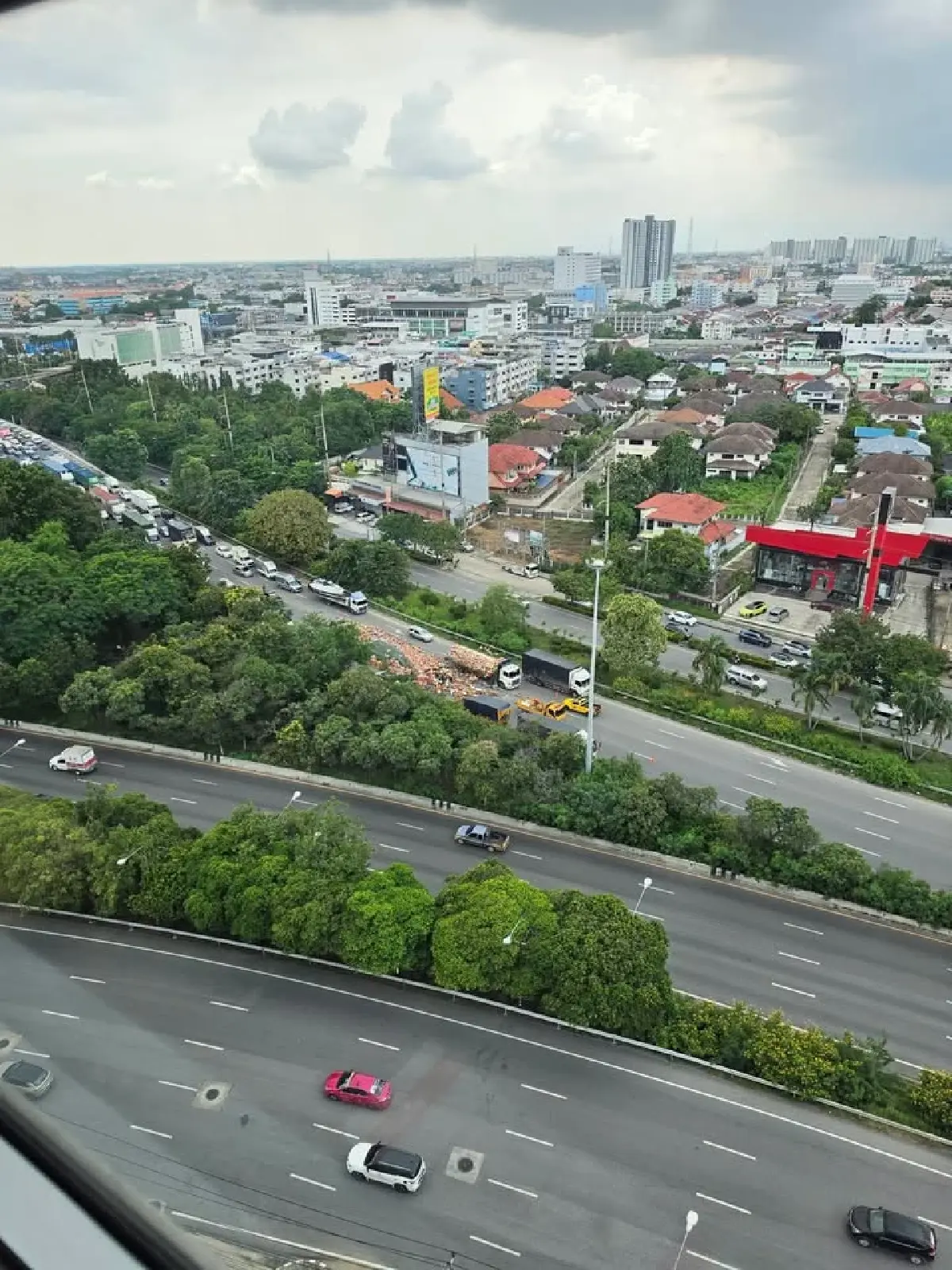 รถติดยาววันศุกร์ รถบรรทุกขวดเบียร์ดัง เทกระจาด ล้นถนนกาญจนาฯ บางแค