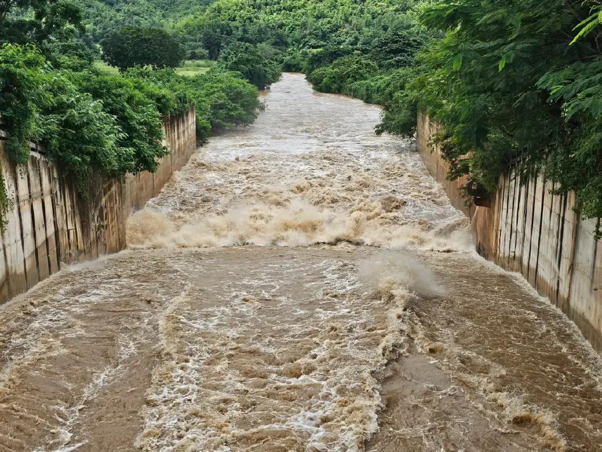 ด่วน! น้ำล้นสปิลเวย์ อ่างลำตะเพิน เตือนน้ำท่วม หนองปรือ-บ่อพลอย