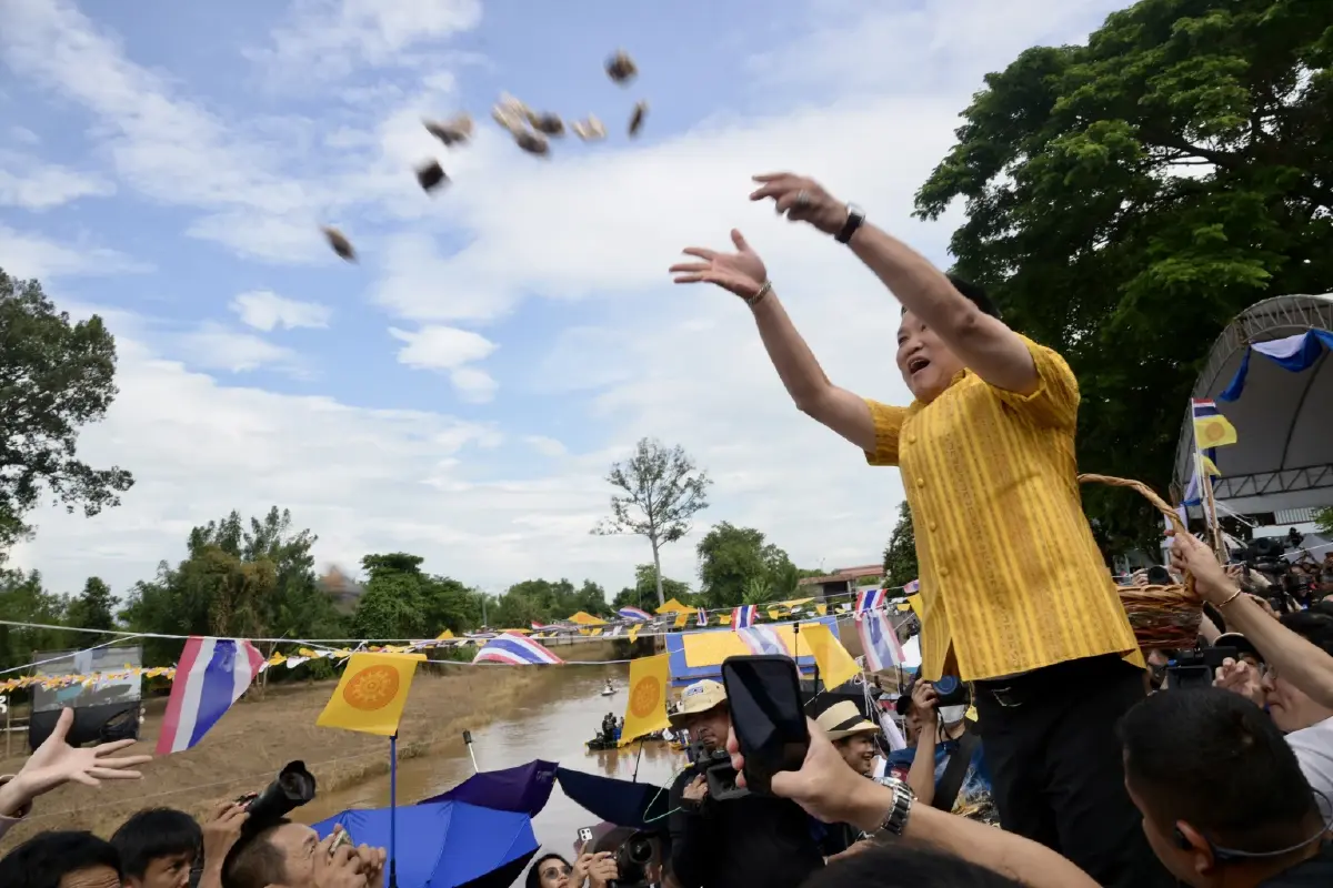 ‘อนุทิน’ ควงภริยา เปิดงาน‘อุ้มพระดำน้ำ’ หวัง บุญหนุนแผ่นดินร่มเย็น พ้นทุกข์