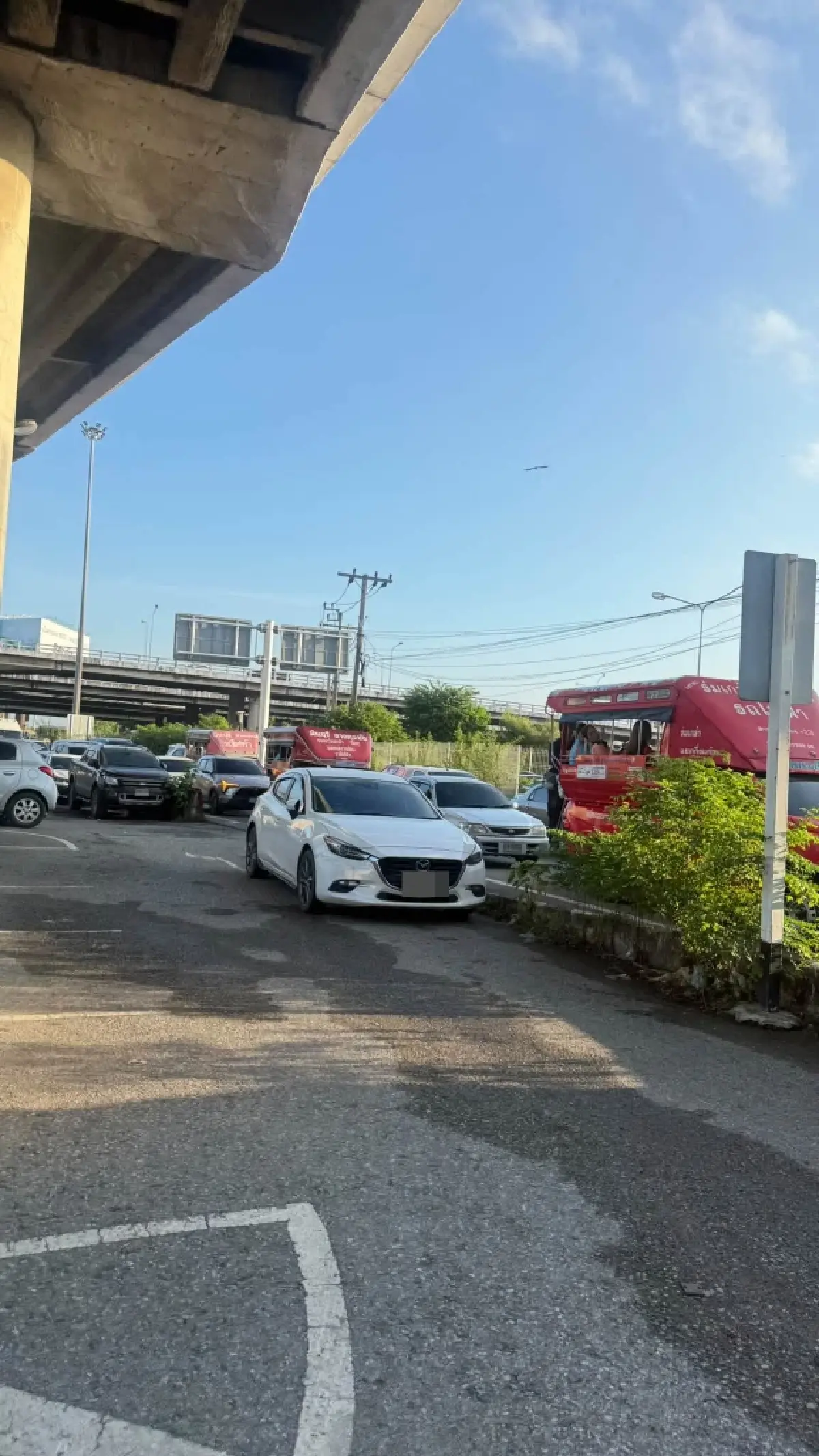 'ลาดกระบัง' รถติดไม่ไหว! รถบรรทุก ติดคานจำกัดความสูง ถนนร่มเกล้า