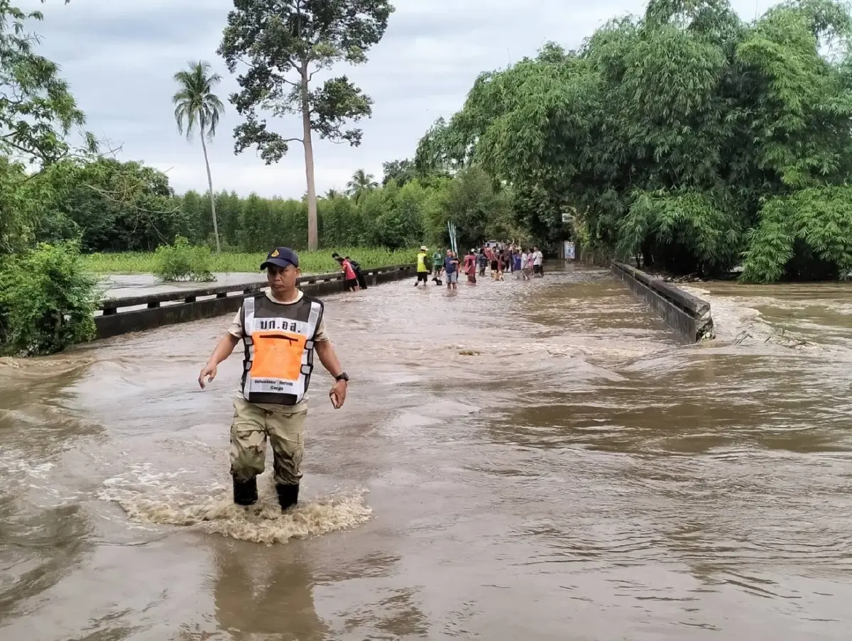 ด่วน! น้ำล้นสปิลเวย์ อ่างลำตะเพิน เตือนน้ำท่วม หนองปรือ-บ่อพลอย