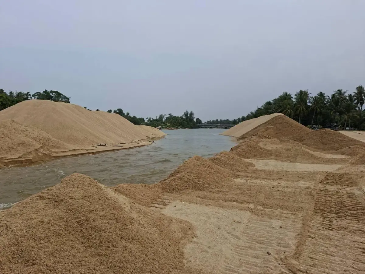 ฝนลงใต้! กรมชลฯ ขุดลอกตะกอนทราย 'พรุแฆแฆ' ระบายน้ำลงทะเล ป้องกันน้ำท่วม