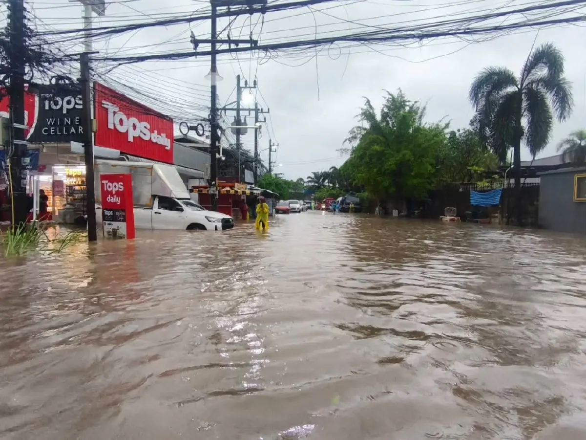น้ำท่วมภูเก็ตล่าสุด ฝนตกหนัก 70% 'ถนนโคกโตนด-หน้าวัดใต้' ผ่านไม่ได้