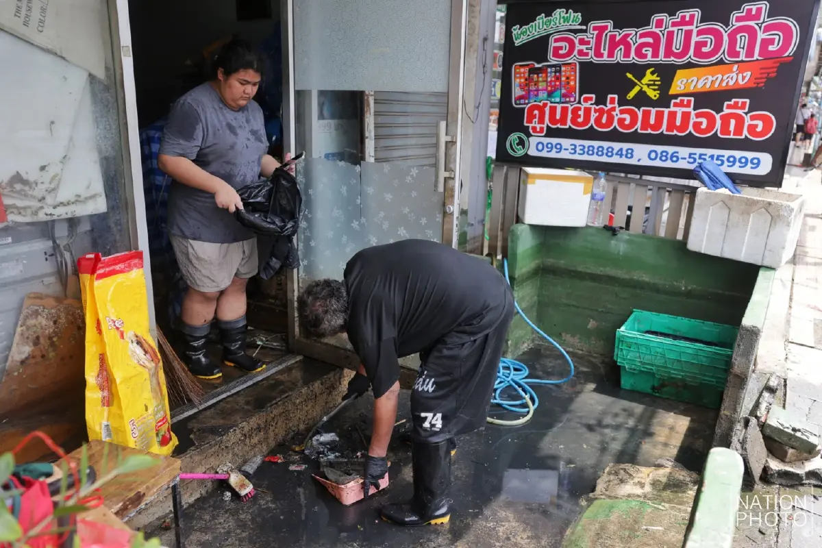 เคหะร่มเกล้า น้ำลดต่อเนื่อง ประชาชนเริ่มกลับมาใช้ชีวิตตามปกติ
