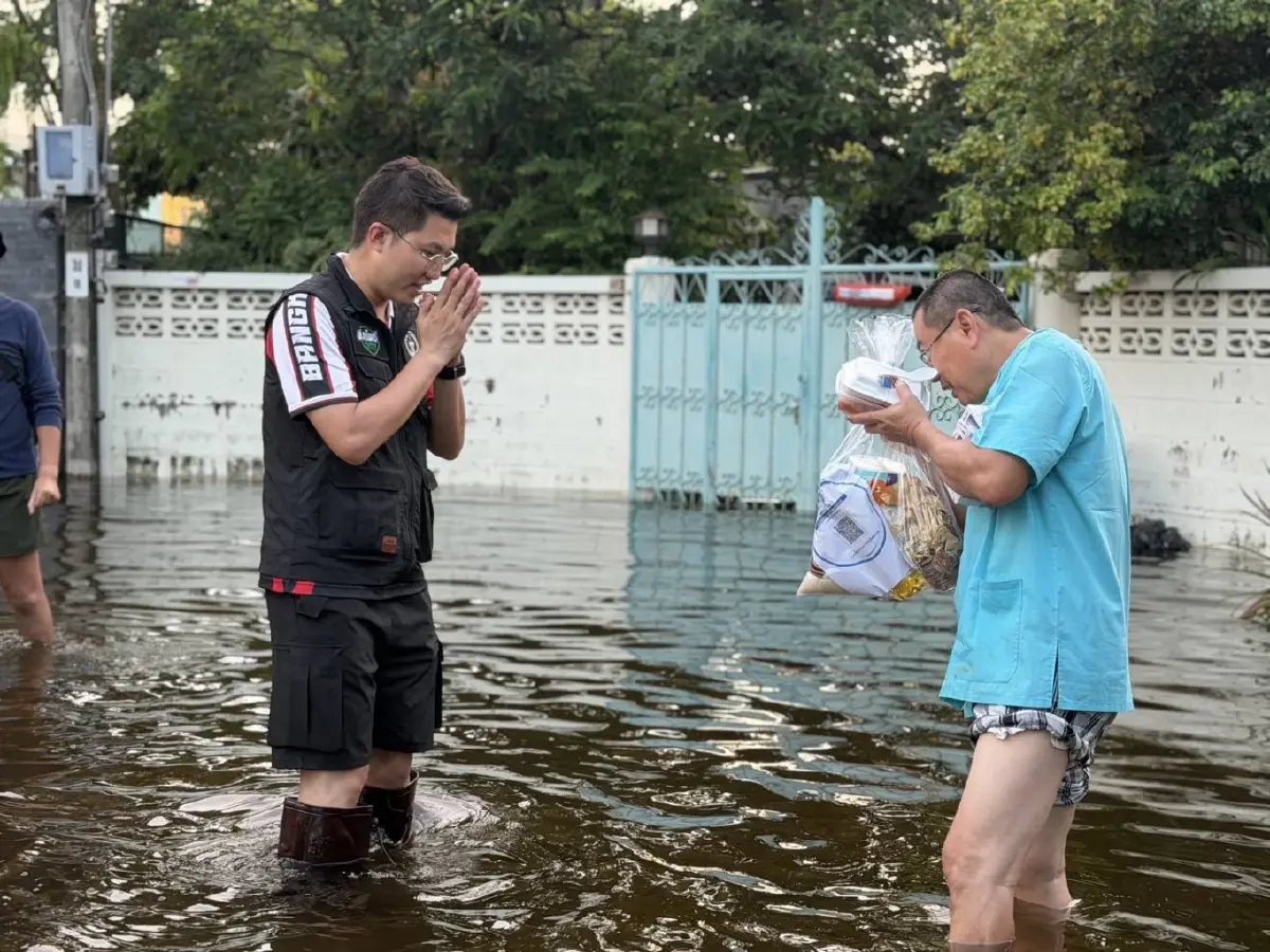 ‘พงศกร’ สก.บางกะปิ ลุยฟื้นฟูหลังน้ำท่วม ระดมจิตอาสา-รถบรรทุกเก็บขยะ