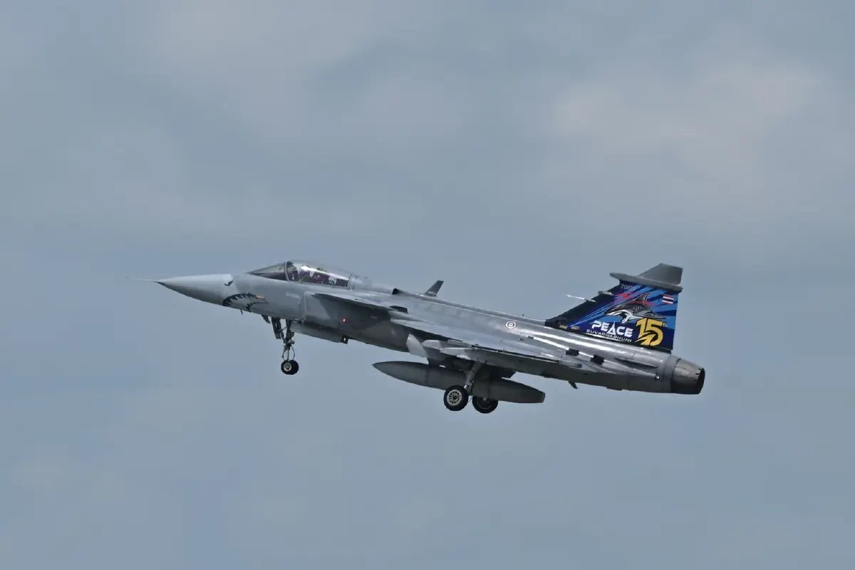 ‘ในหลวง’ ทอดพระเนตร ‘พระราชินี’ ทรงฝึกบินเดี่ยว Gripen เป็นครั้งแรก