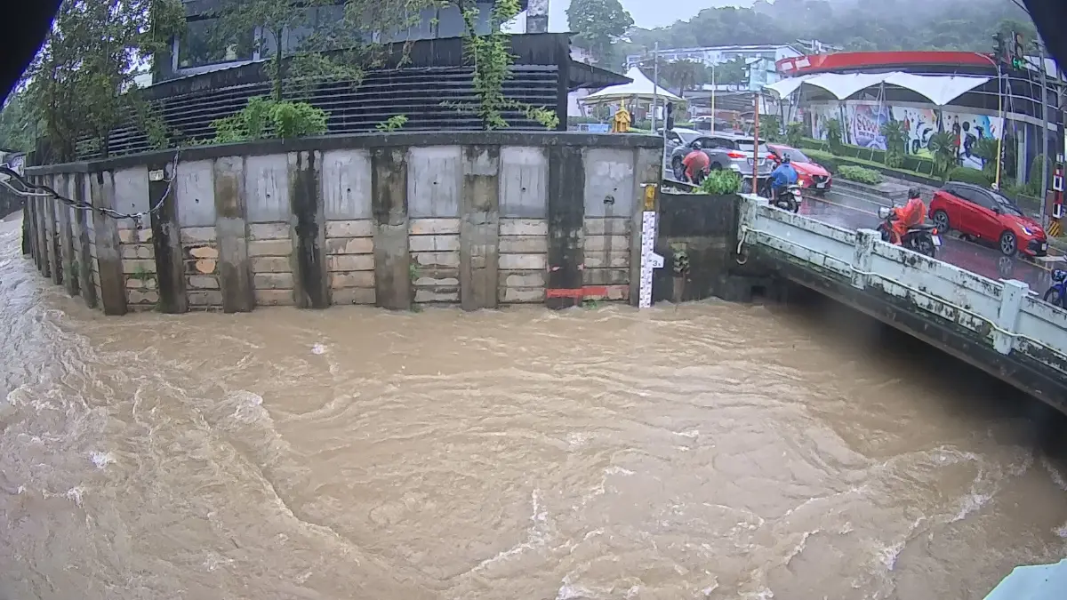น้ำท่วมภูเก็ตล่าสุด ฝนตกหนัก 70% 'ถนนโคกโตนด-หน้าวัดใต้' ผ่านไม่ได้