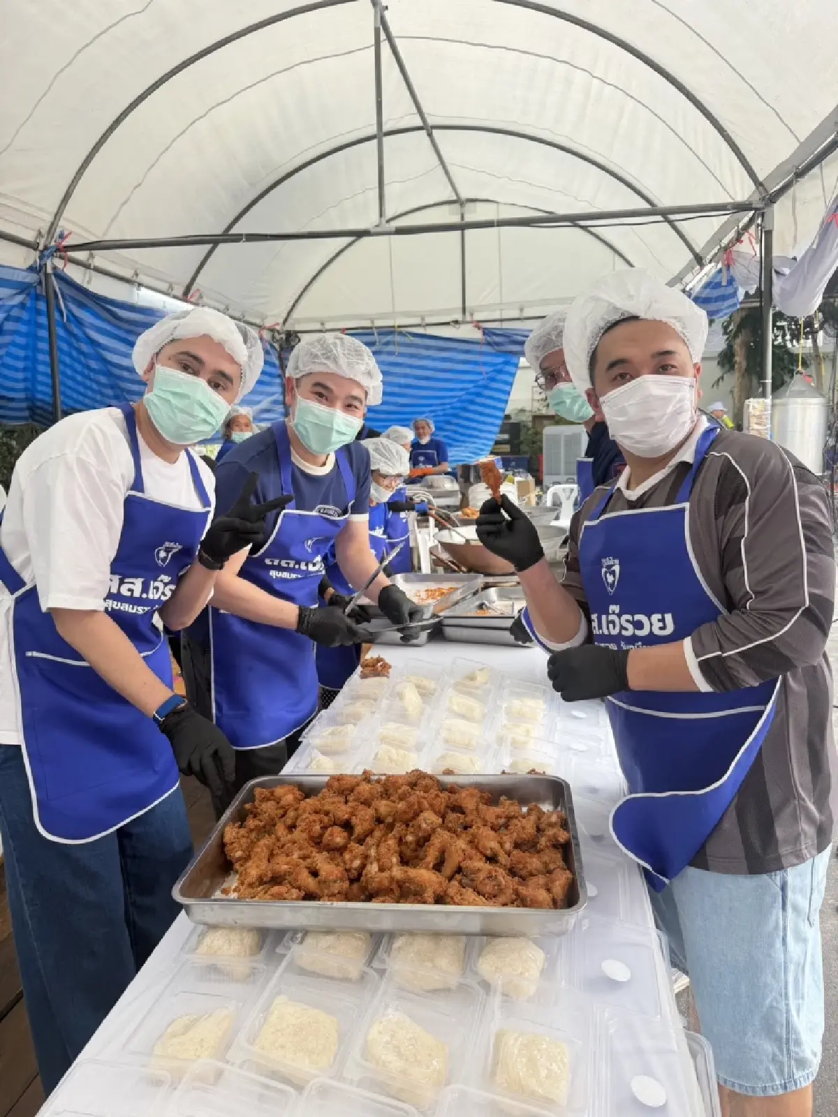 'โรงครัวภูมิใจไทย' ยังคึกคัก คนแห่รับอาหาร 'เจ๊รวย' เติมเมนูครบคาว-หวาน