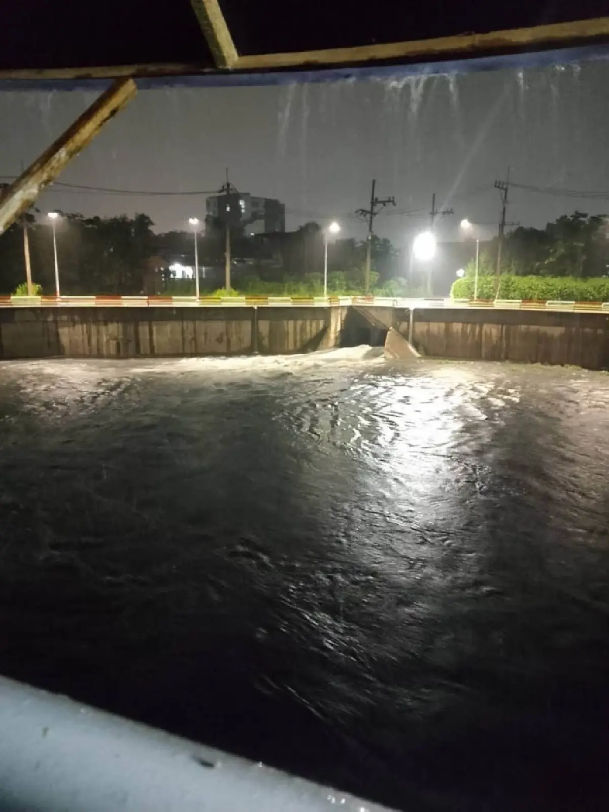 หาดใหญ่ สั่งเดินเครื่องสูบน้ำ 24 ชม. รับมือ ฝนซัดมรสุม 15 จังหวัดใต้