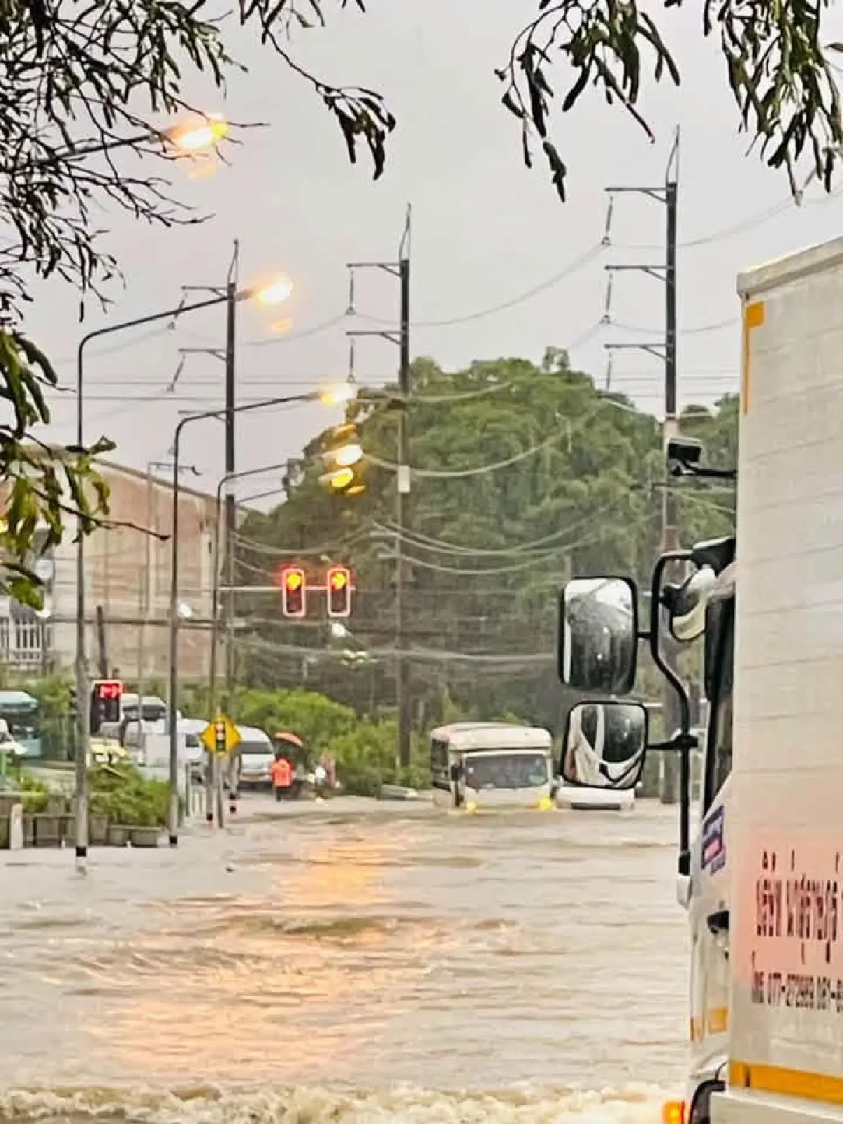 น้ำท่วมภูเก็ตล่าสุด ฝนตกหนัก 70% 'ถนนโคกโตนด-หน้าวัดใต้' ผ่านไม่ได้